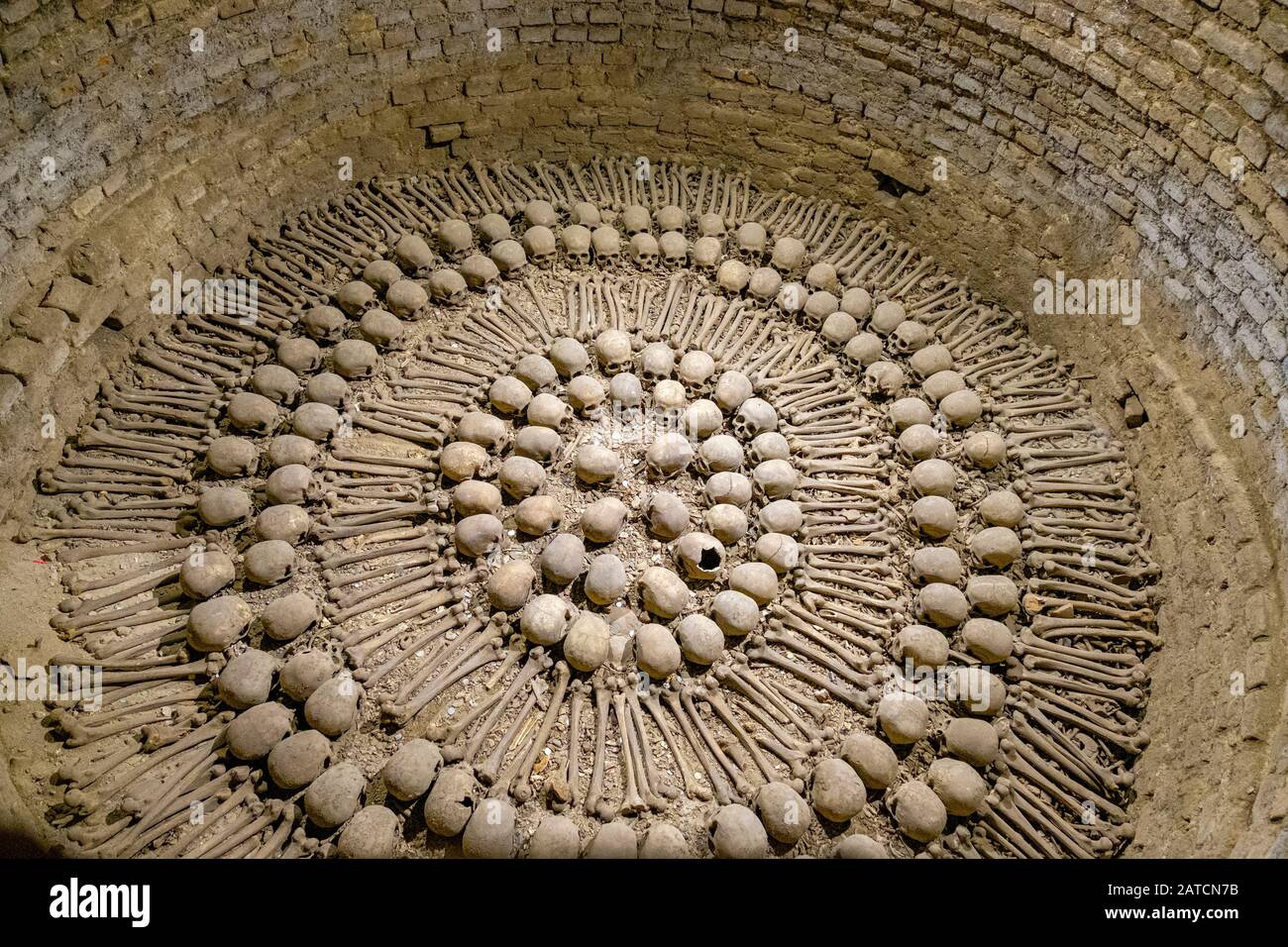 Resti umani, teschi e ossa disposti geometricamente in una cripta, monastero di San Francisco e Catacombe della Chiesa, Lima, Perù Foto Stock