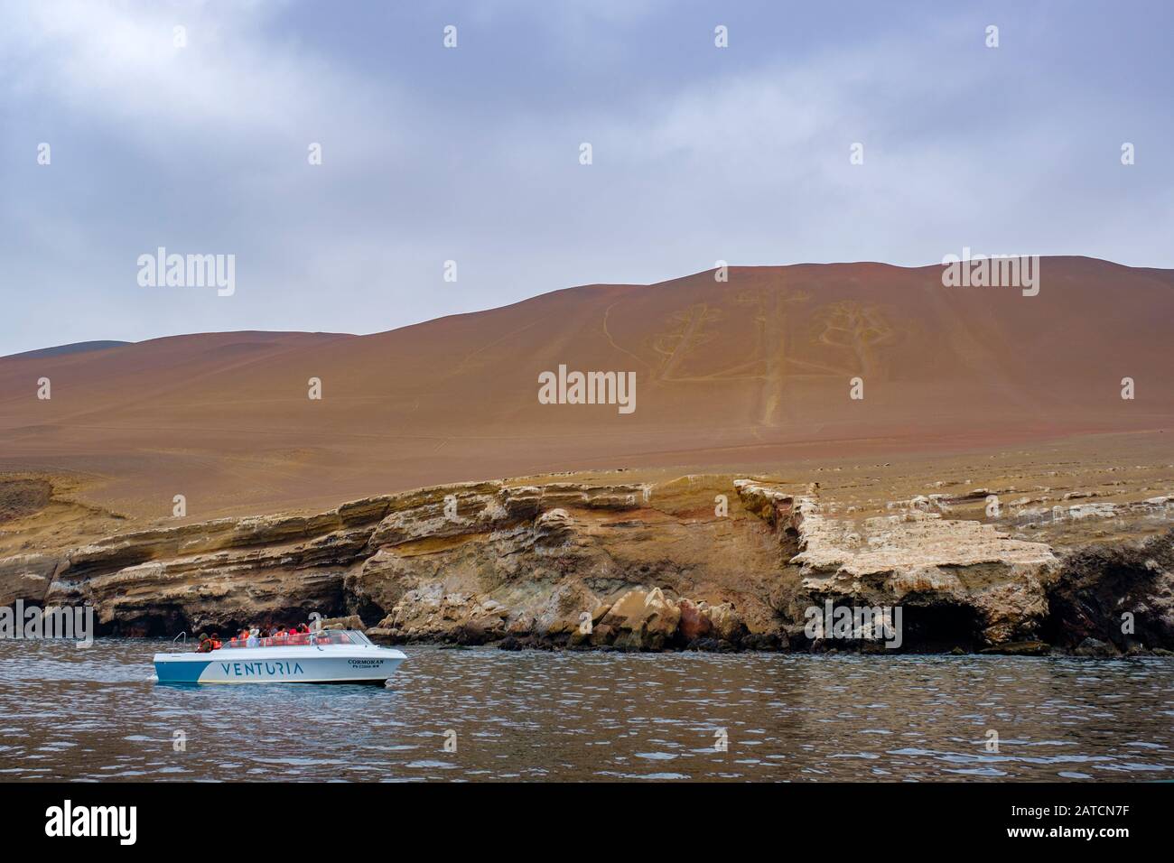 Costa del Perù, turisti che visitano Paracas Candelabra in tour barche, la cultura Paracas, Paracas Riserva Nazionale, Dipartimento di Ica, Paracas, Perù Foto Stock