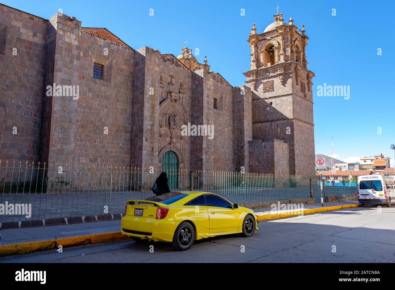 Giallo Toyota Celica TRD parcheggiata di fronte alla Basilica Cattedrale di San Carlo Borromeo, Puno, Perù Foto Stock