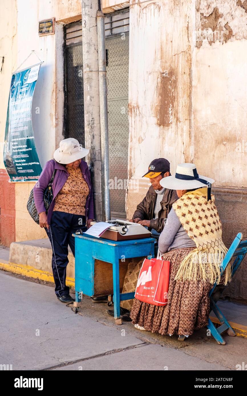 Persone peruviane locali ottenere servizi legali gratuiti, assistenza legale, consulenza legale in una strada di fronte al tribunale di Puno, Puno, Perù Foto Stock