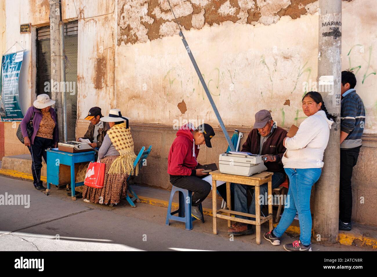 Persone peruviane locali ottenere servizi legali gratuiti, assistenza legale, consulenza legale in una strada di fronte al tribunale di Puno, Puno, Perù Foto Stock