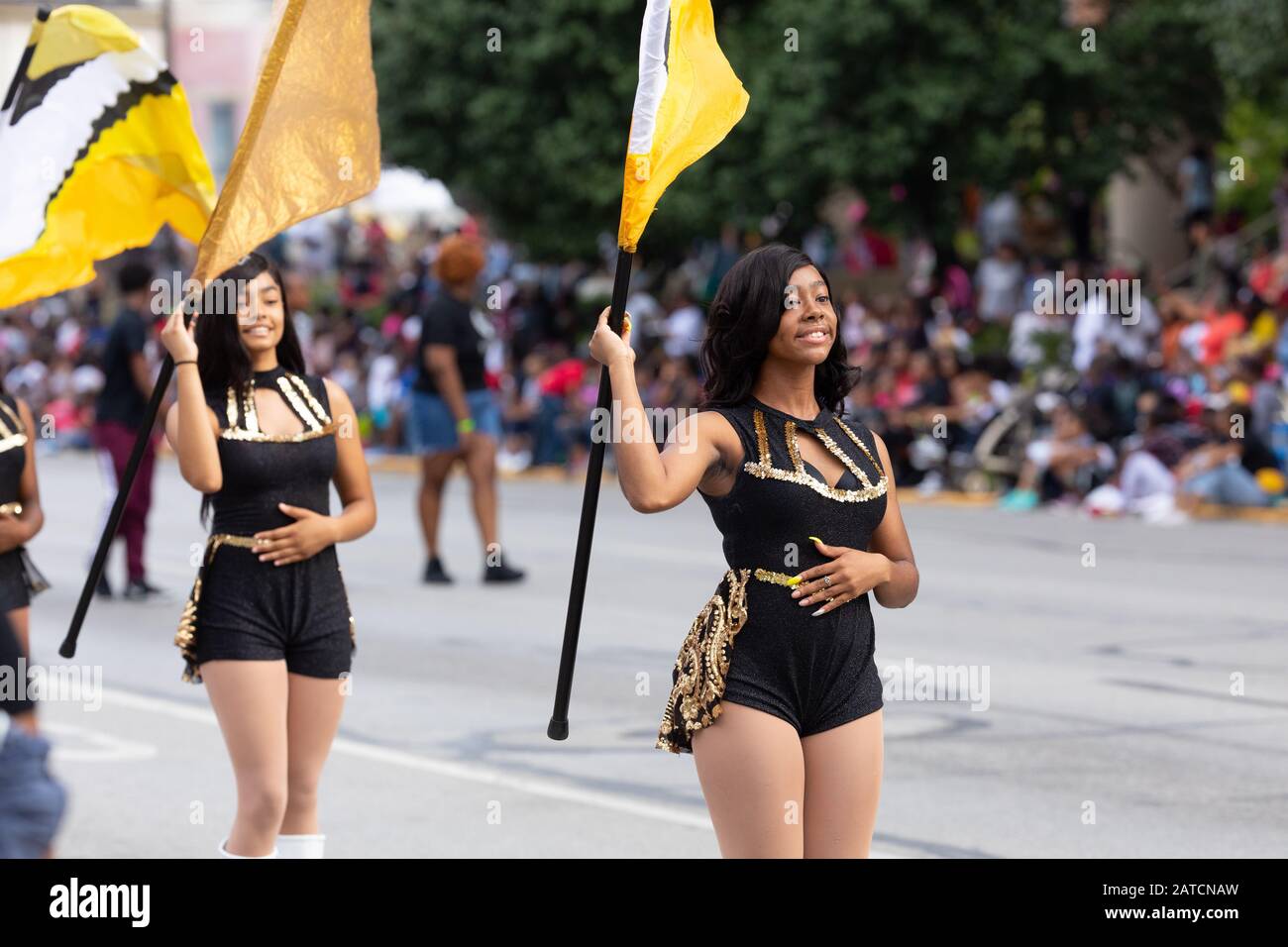 Indianapolis, Indiana, USA - 28 Settembre 2019: La Circle City Classic Parade, Membersa della Central High School che ha marciare le Giacche gialle performina Foto Stock