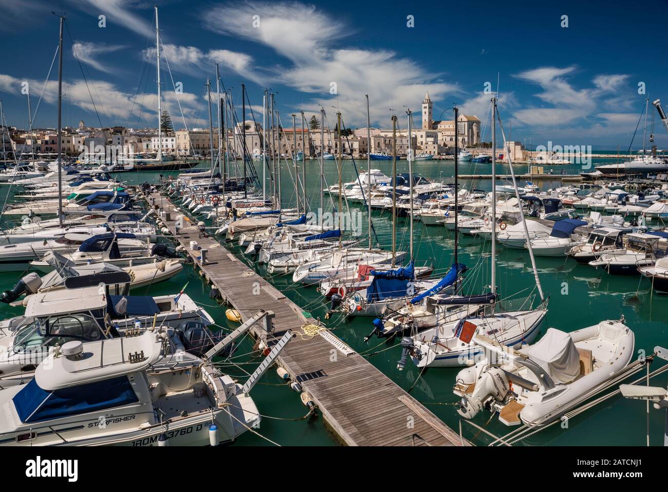 Barche a marina, centro storico in distanza, Trani, Puglia, Italia Foto Stock