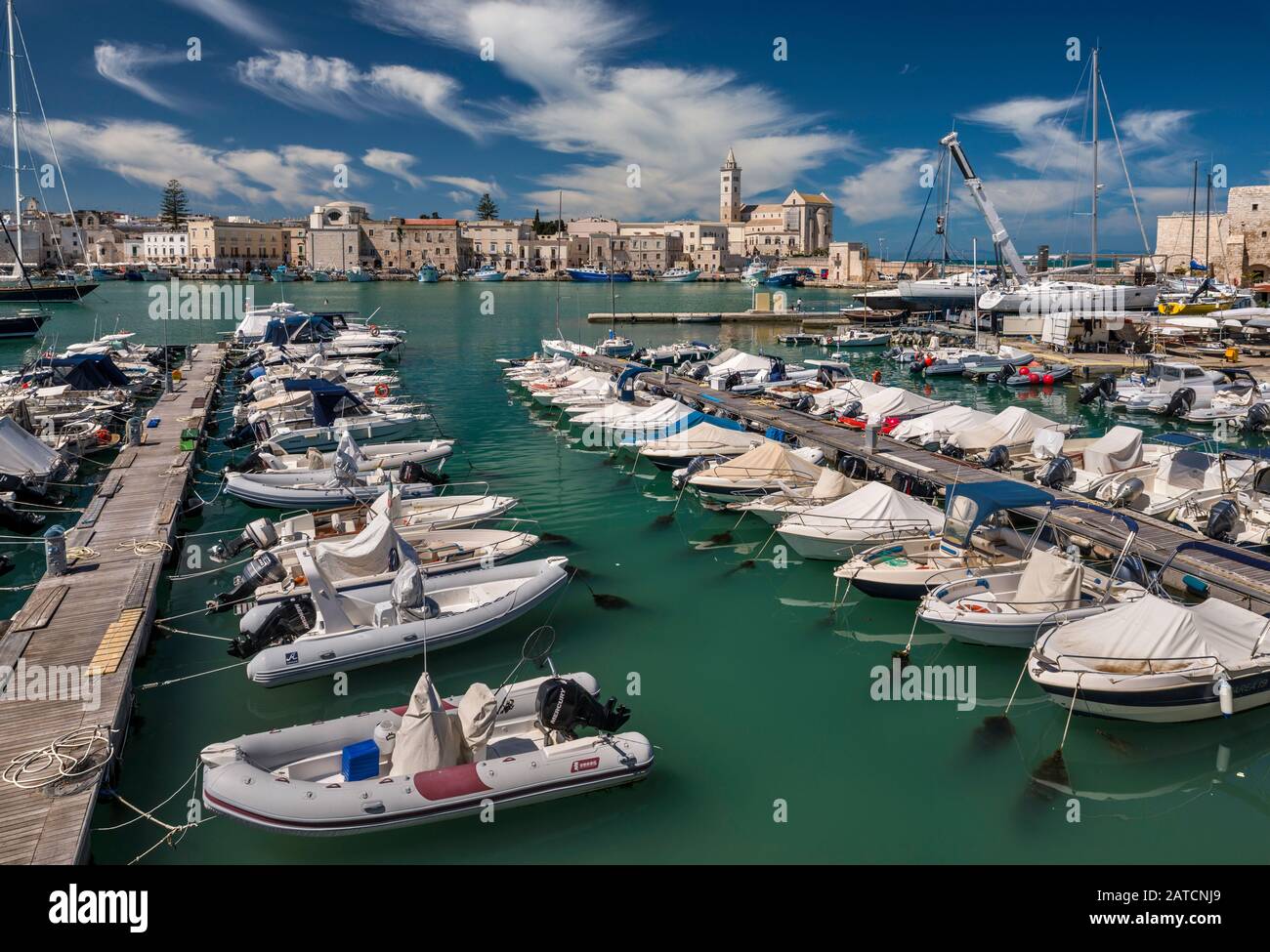 Barche a marina, centro storico in distanza, Trani, Puglia, Italia Foto Stock