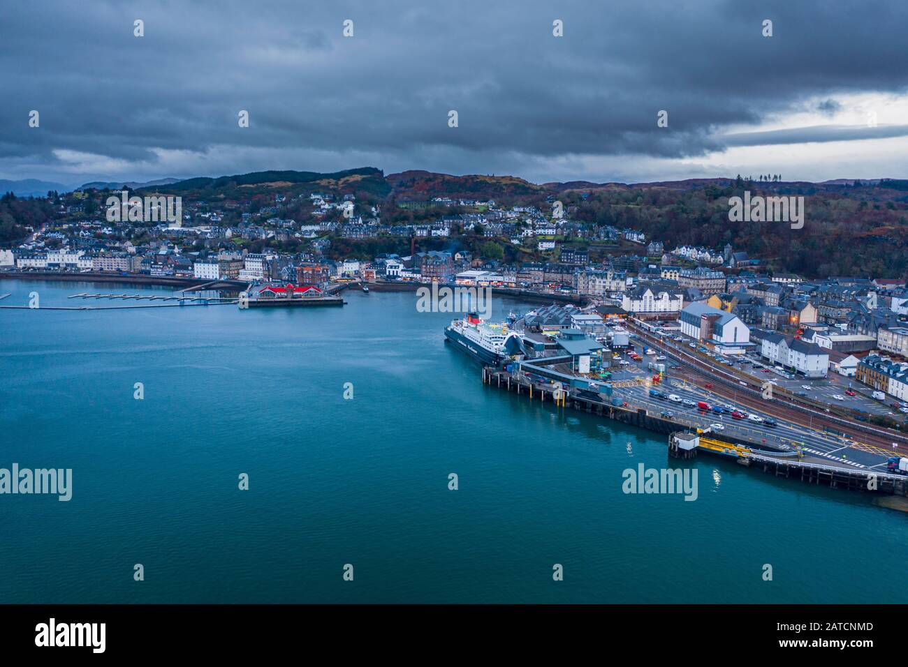 Fuco ad alta quota sul porto panoramico con terminal traghetti di Oban in Scozia Foto Stock