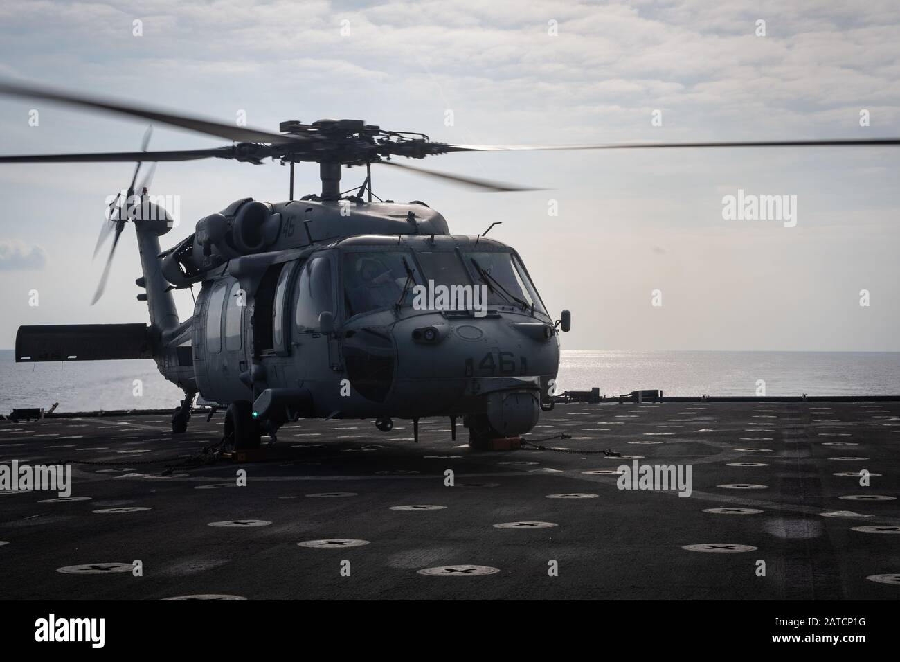 200103-N-VP266-1004 OCEANO ATLANTICO (GEN. 3, 2020) Un elicottero MH-60S Sea Hawk, assegnato al Dragon Whales of Helicopter Sea Combat Squadron (HSC) 28, si trova sul ponte di volo della nave di atterraggio anfibia del molo USS Oak Hill (LSD 51) durante le operazioni di volo sul ponte, 3 gennaio 2020. Oak Hill, homeported in Joint Expeditionary base (JEB) Little Creek-Fort Story, Virginia, opera nell'area delle operazioni della flotta 6th statunitense a sostegno degli interessi nazionali di sicurezza degli Stati Uniti in Europa e Africa. (STATI UNITI Navy Photo by Mass Communication Specialist 3rd Classe Griffin Kersting/Rilasciato) Foto Stock