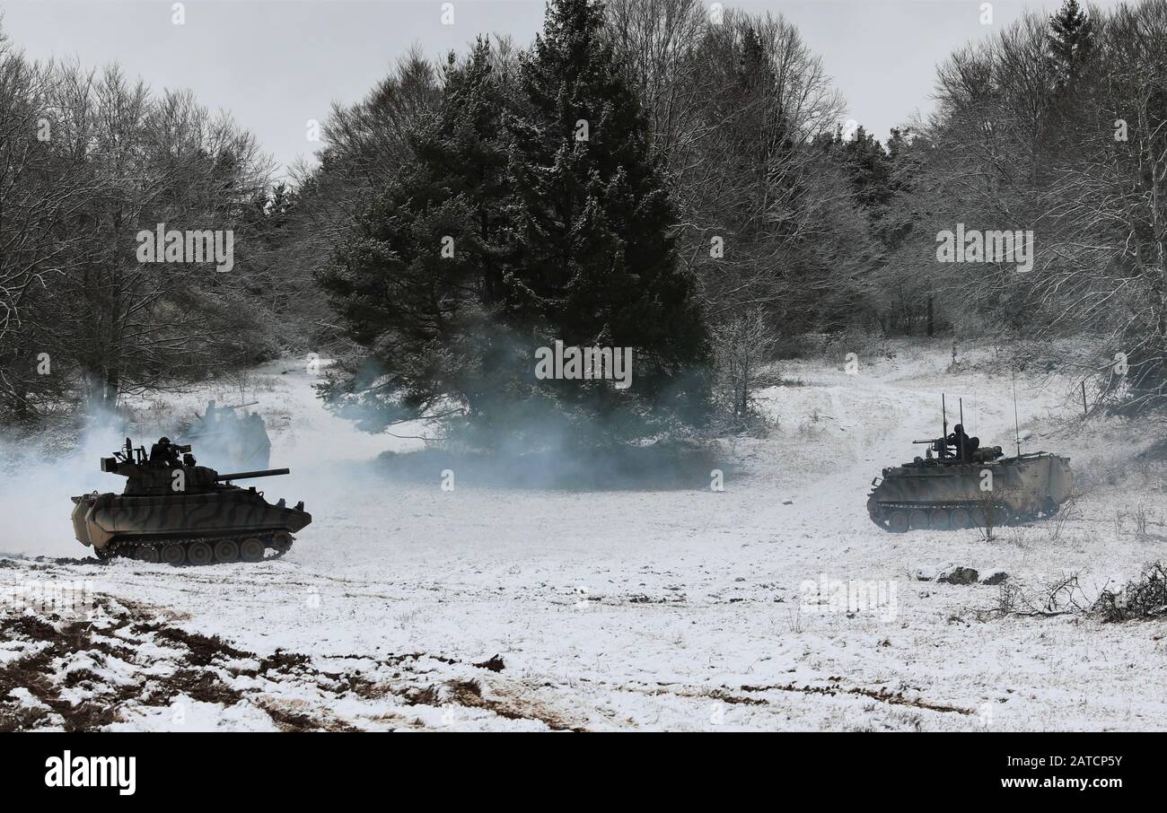 Le forze opposte (OPFOR) incendiano all'obiettivo durante l'esercizio di formazione Hanno Combinato Resolve XIII presso Il Centro di formazione Multinazionale di Hohenfels, Germania, il 29 gennaio 2020. (STATI UNITI Foto della Guardia Nazionale dell'Esercito del Personale Sgt. Gregory Stevens) Foto Stock