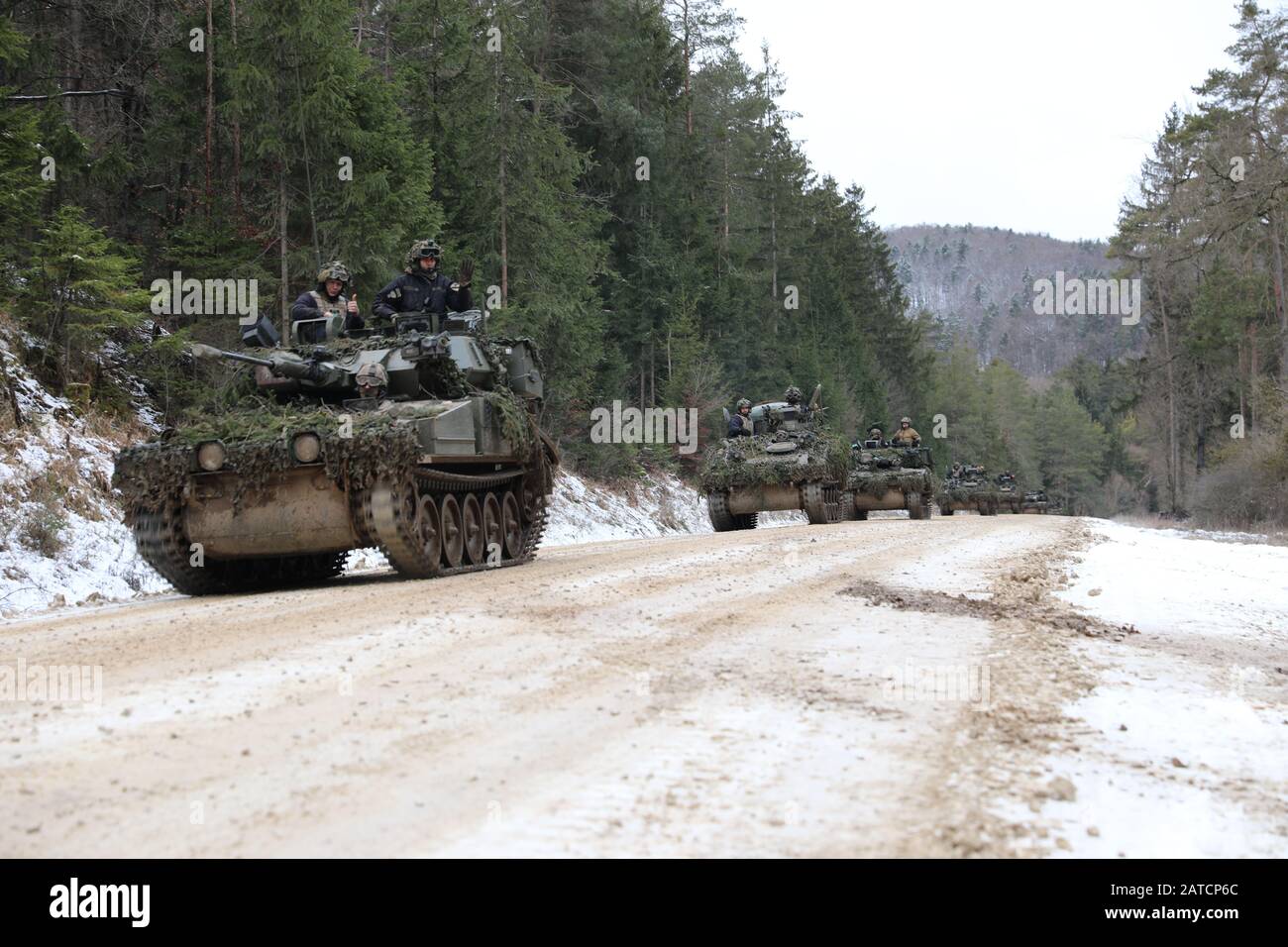 Le forze opposte (OPFOR) pattugliano gli obiettivi durante l'esercizio di formazione Hanno Combinato Resolve XIII presso il Joint Multinational Training Center di Hohenfels, Germania, il 29 gennaio 2020. (STATI UNITI Foto della Guardia Nazionale dell'Esercito del Personale Sgt. Gregory Stevens) Foto Stock