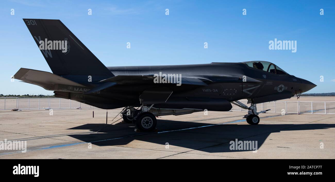 Un F-35C Di Alleggerimento II viene visualizzato durante il briefing di orientamento F-35 a bordo della Marine Corps Air Station Miramar, California, 31 gennaio. Lo scopo dell'orientamento era quello di informare i funzionari locali e i leader della comunità su cosa aspettarsi con la nuova F-35s a bordo. (STATI UNITI Foto del corpo marino di Lance Cpl. Krysten Houk) Foto Stock