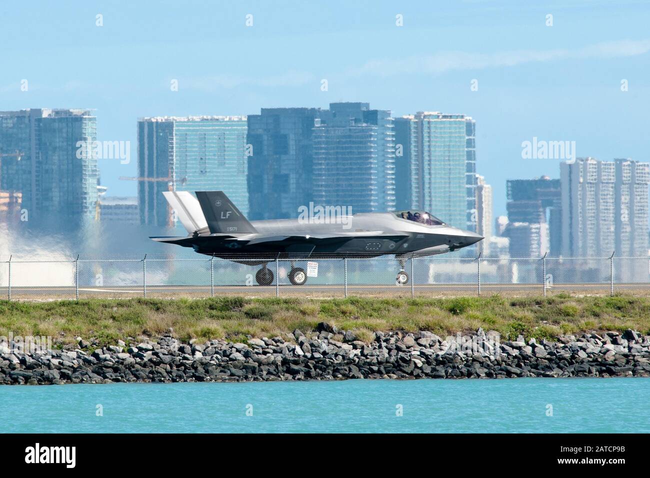 Una F-35A Lightning II, assegnata alla Luke Air Force base, Ariz., taxi lungo la pista dell'aeroporto di Honolulu, 29 gennaio 2019. L'aeromobile F-35A, assegnato alla base dell'aeronautica Luke, Ariz., si è temporaneamente trasferito alle Hawaii per unirsi ad altri squadroni volanti nell'esercizio di Pacific Raptor. Il modello F-35A è dotato di una tecnologia all'avanguardia che fornisce agli aviatori una consapevolezza situazionale insuperabile, identificazioni di target positive e attacchi di precisione in tutte le condizioni climatiche. (STATI UNITI Air Force Foto Di Senior Airman John Linzmeier) Foto Stock