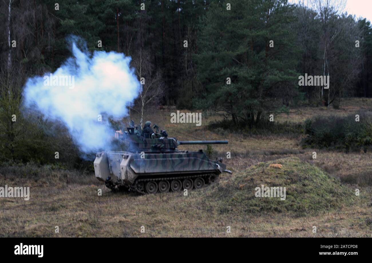 Forze di opposizione (OPFOR) incendio al nemico simulato durante l'esercizio di addestramento Risolvi XIII Nella zona di addestramento Hohenfels a Hohenfels, Germania il 31 gennaio 2020.(foto della Guardia Nazionale degli Stati Uniti da Parte Del Personale Sgt. Gregory Stevens) Foto Stock