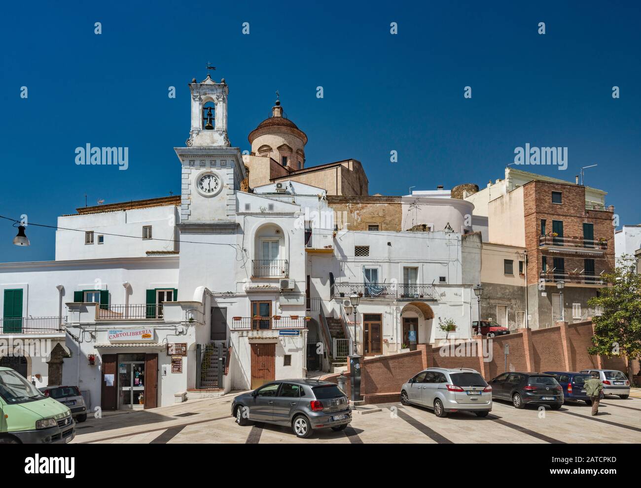 Torre dell'Orologio, la Chiesa Madre, a Terravecchia hill, vista da Piazza Plebiscito, Pisticci, Basilicata, Italia Foto Stock