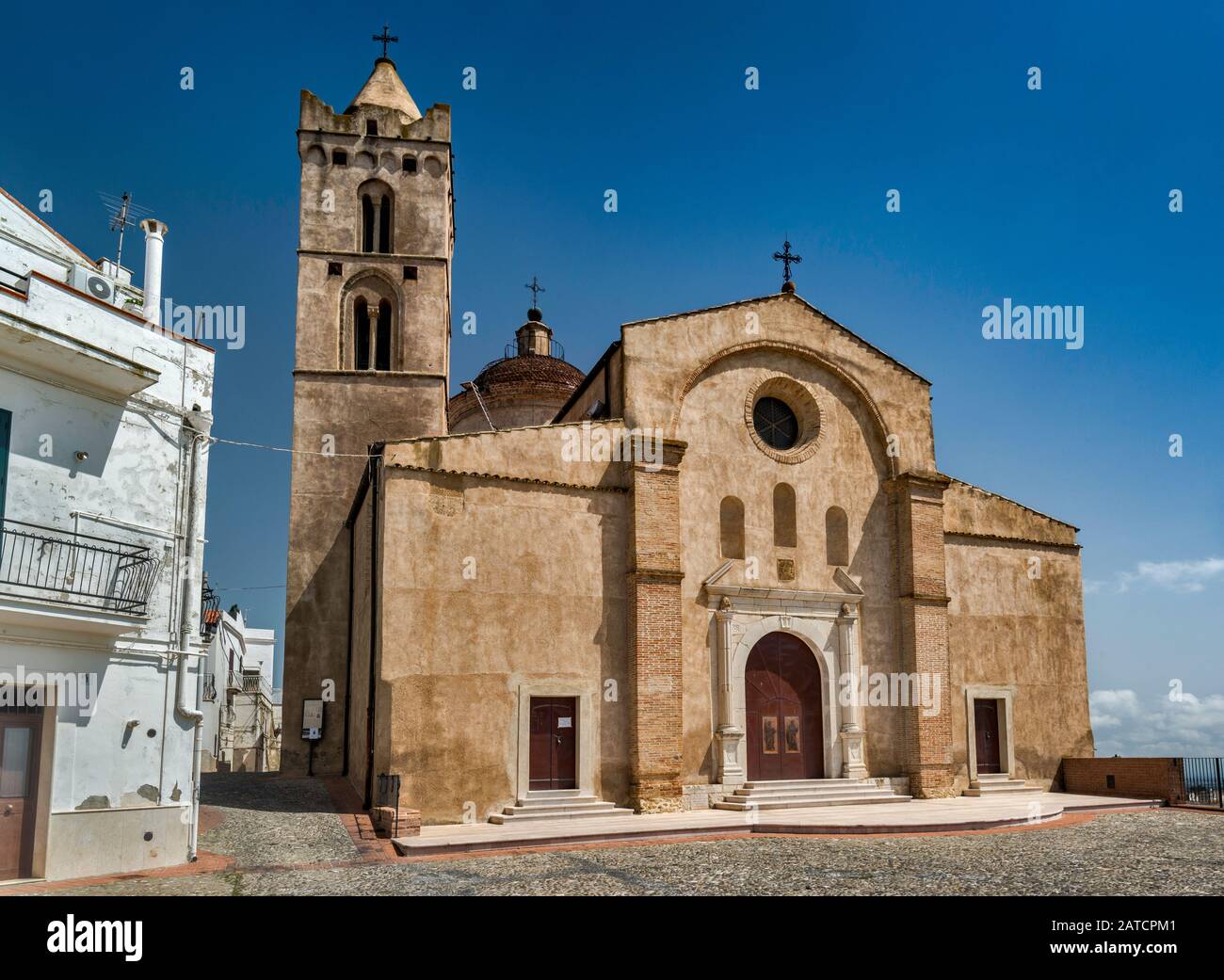 Chiesa Madre dei SS Apostoli Pietro e Paolo, 16th° secolo, romanico pugliese, collina di Terravecchia, Pisticci, Basilicata, Italia Foto Stock