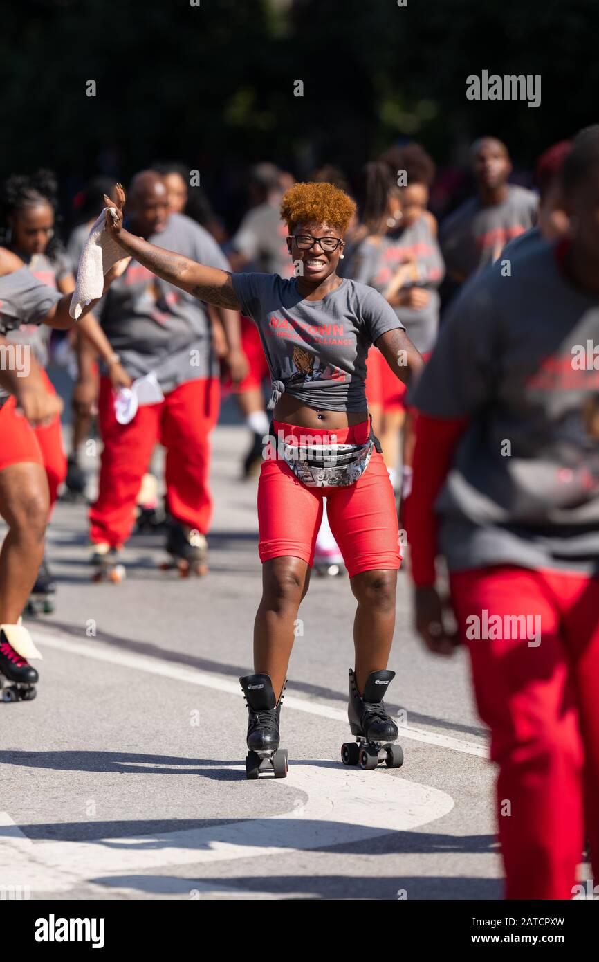 Indianapolis, Indiana, Usa - 28 Settembre 2019: La Parata Classica Di Circle City, Membri Della Naptown Real Roller Alliance, Rolling Skating Down Pennsy Foto Stock