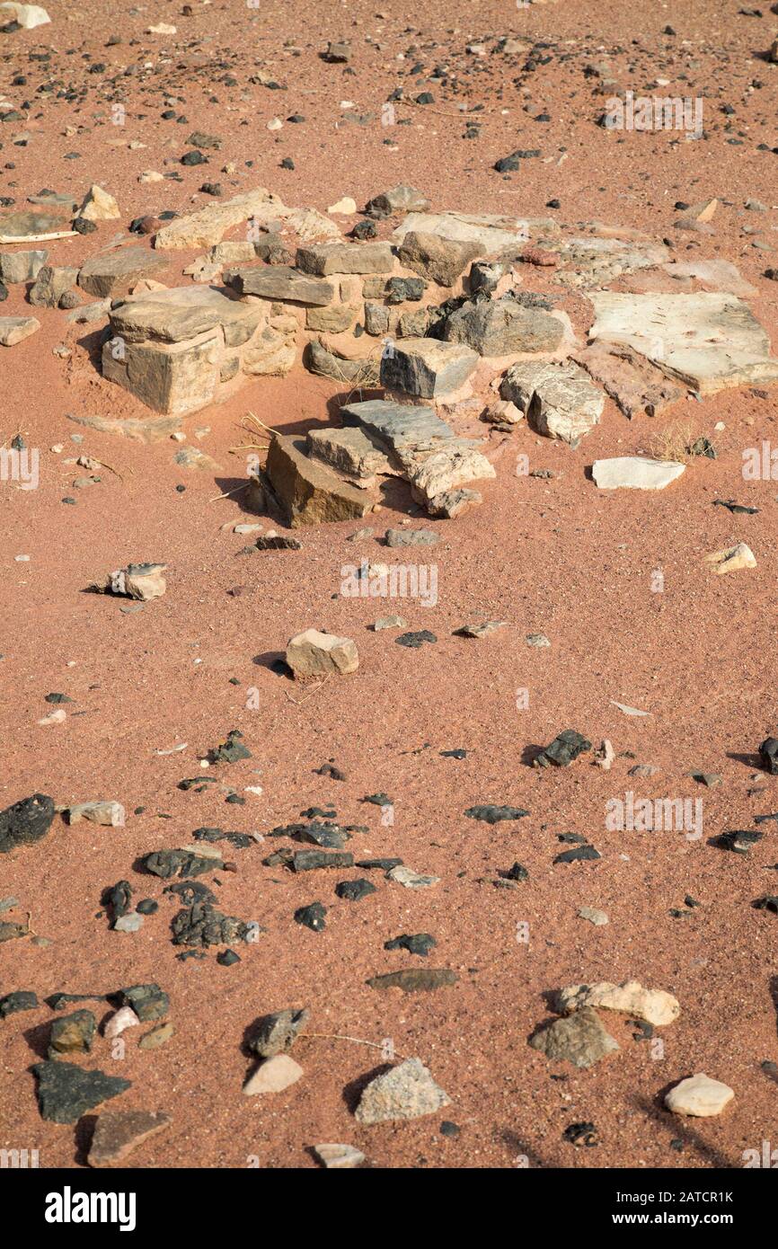 Forno di fusione di rame nella Valle di Timna dal periodo egiziano 13th - 12th secoli BCE. Le pietre nere sparse sono scorie, scorie di rame. Foto Stock