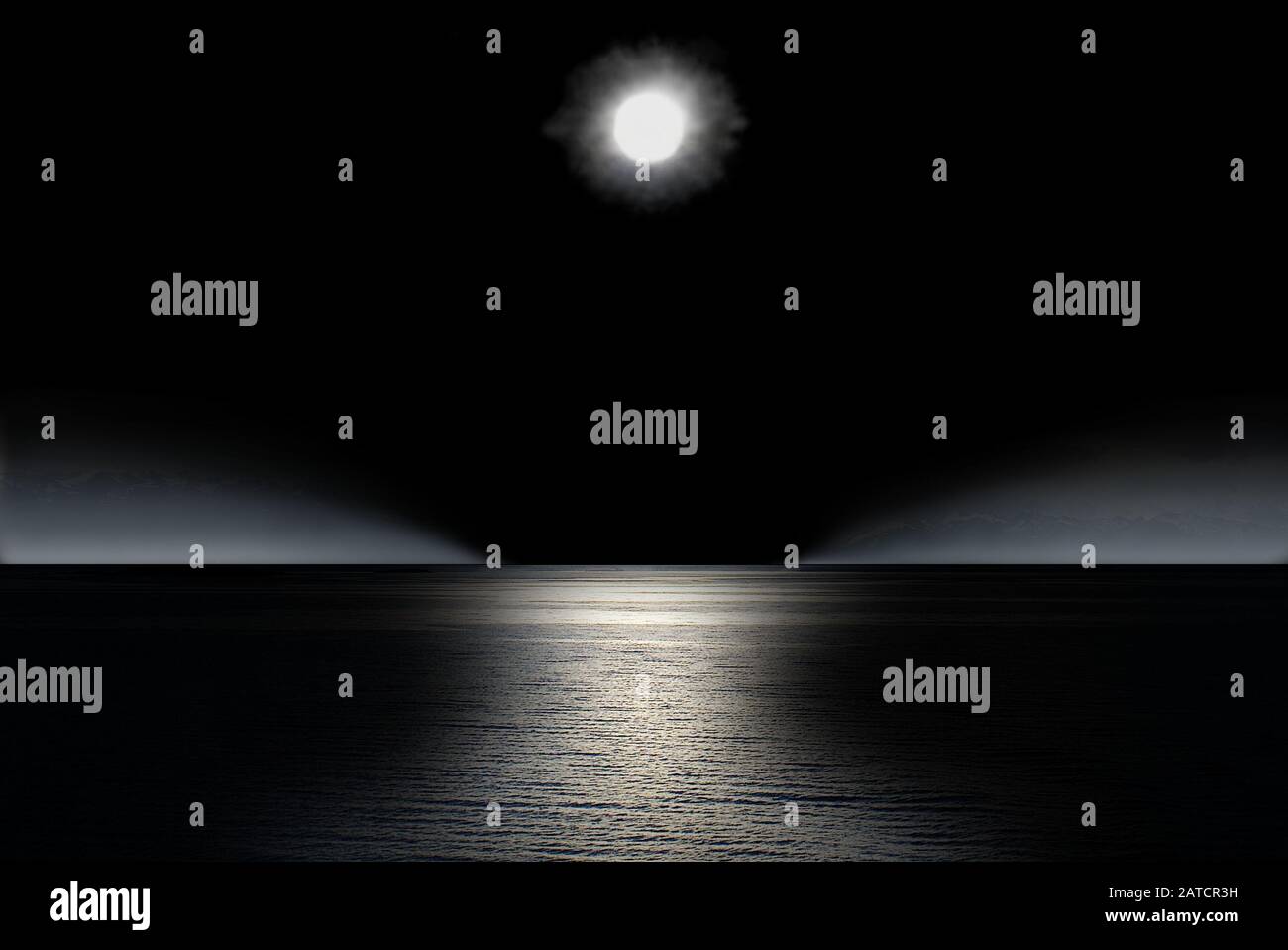 Luna piena sopra le acque del canale di Beagle illuminato da luce lunare argentea sul mare. Paesaggio Notturno Vicino A Capo Horn, Patagonia, Terra Del Fuoco Foto Stock