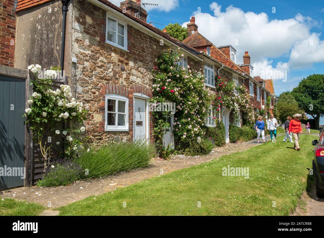 Pittoreschi cottage coperti di rosa a Winchelsea, East Sussex, Regno Unito, GB Foto Stock