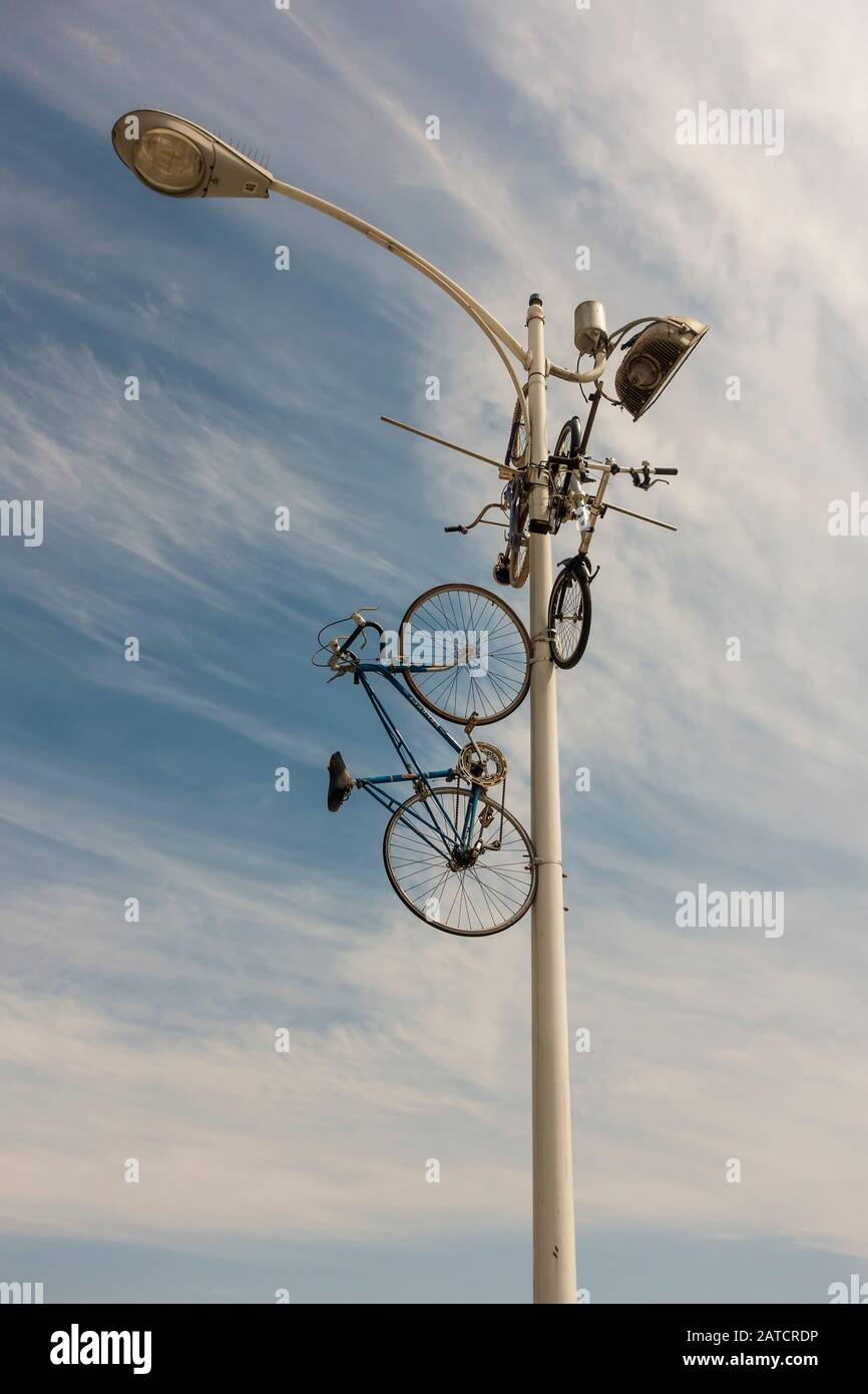 Biciclette su lampada post installazione ART, Oakland, California, USA Foto Stock