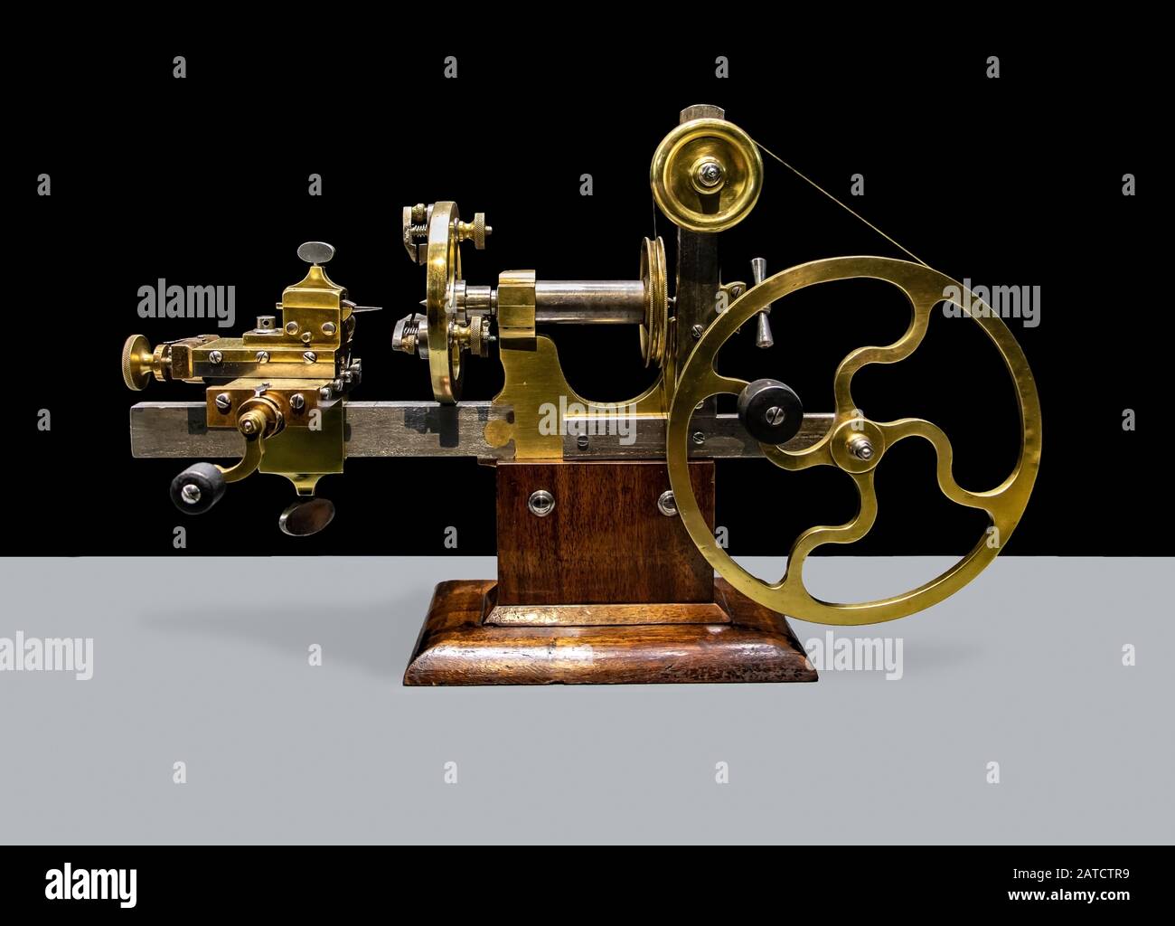 Antico Tornio di precisione del 19th secolo, su sfondo bianco e nero. Una macchina storica per la lavorazione di meccanismi di orologio. Foto Stock