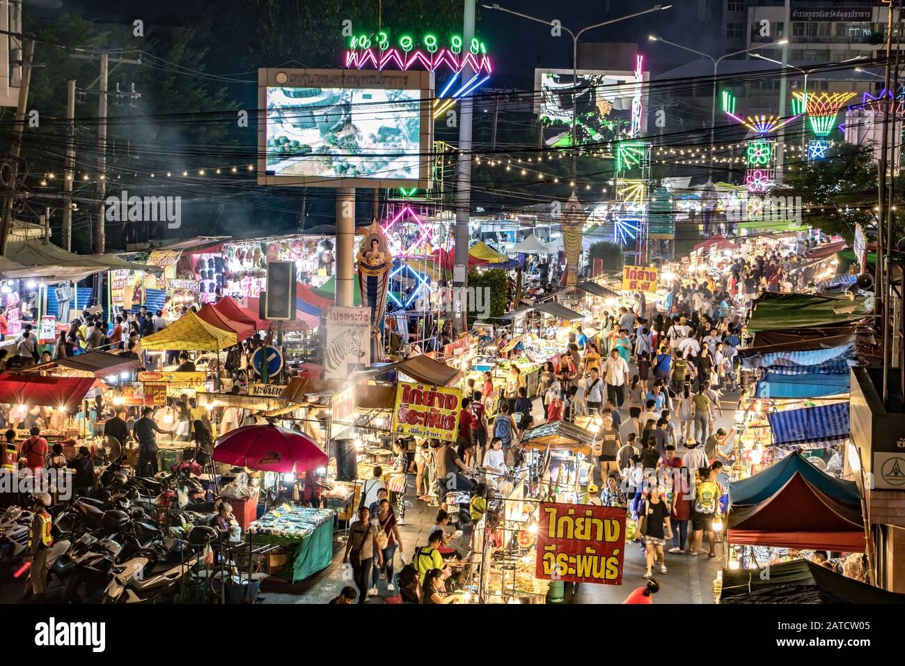 SAMUT PRAKAN, Thailandia, Ott 24 2019, la gente camminare nei corridoi tra le bancarelle sulla strada al Phra Samut Chedi Tempio fiera. Il mercato notturno in tradit Foto Stock