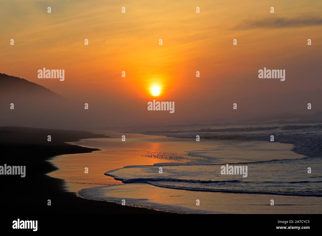 Seascape all'alba con colori caldi e riflessi dal sole di mattina presto, Sud Africa Foto Stock