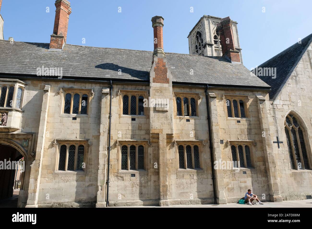 Chiesa di St Mary de Cript nel centro di Gloucester con la sala scuola originale della Cripta School allegata Foto Stock