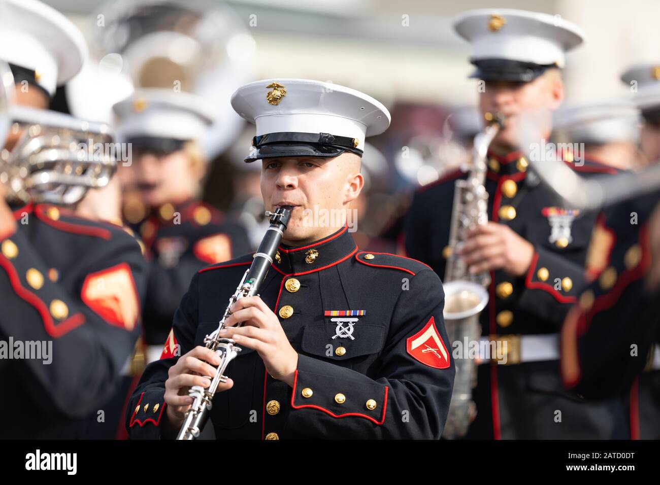 New Orleans, Louisiana, Stati Uniti - 30 novembre 2019: Bayou Classic Parade, membri della Marine Corps Marching Band degli Stati Uniti, suonando al para Foto Stock