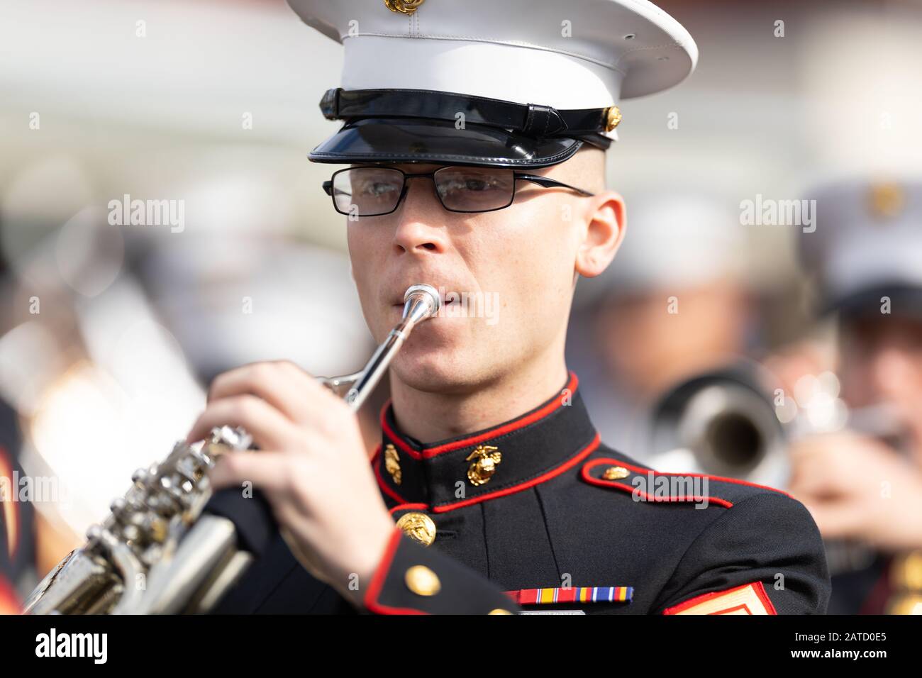 New Orleans, Louisiana, Stati Uniti - 30 novembre 2019: Bayou Classic Parade, membri della Marine Corps Marching Band degli Stati Uniti, suonando al para Foto Stock