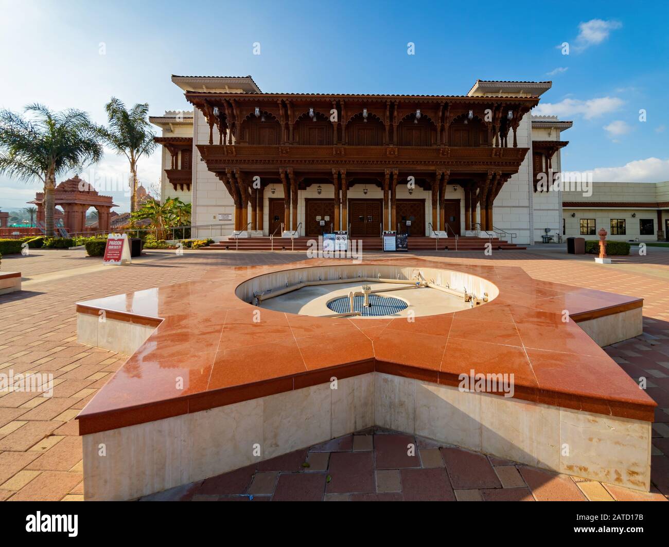 Vista esterna del famoso BAPS Shri Swaminarayan Mandir a Chino, California Foto Stock