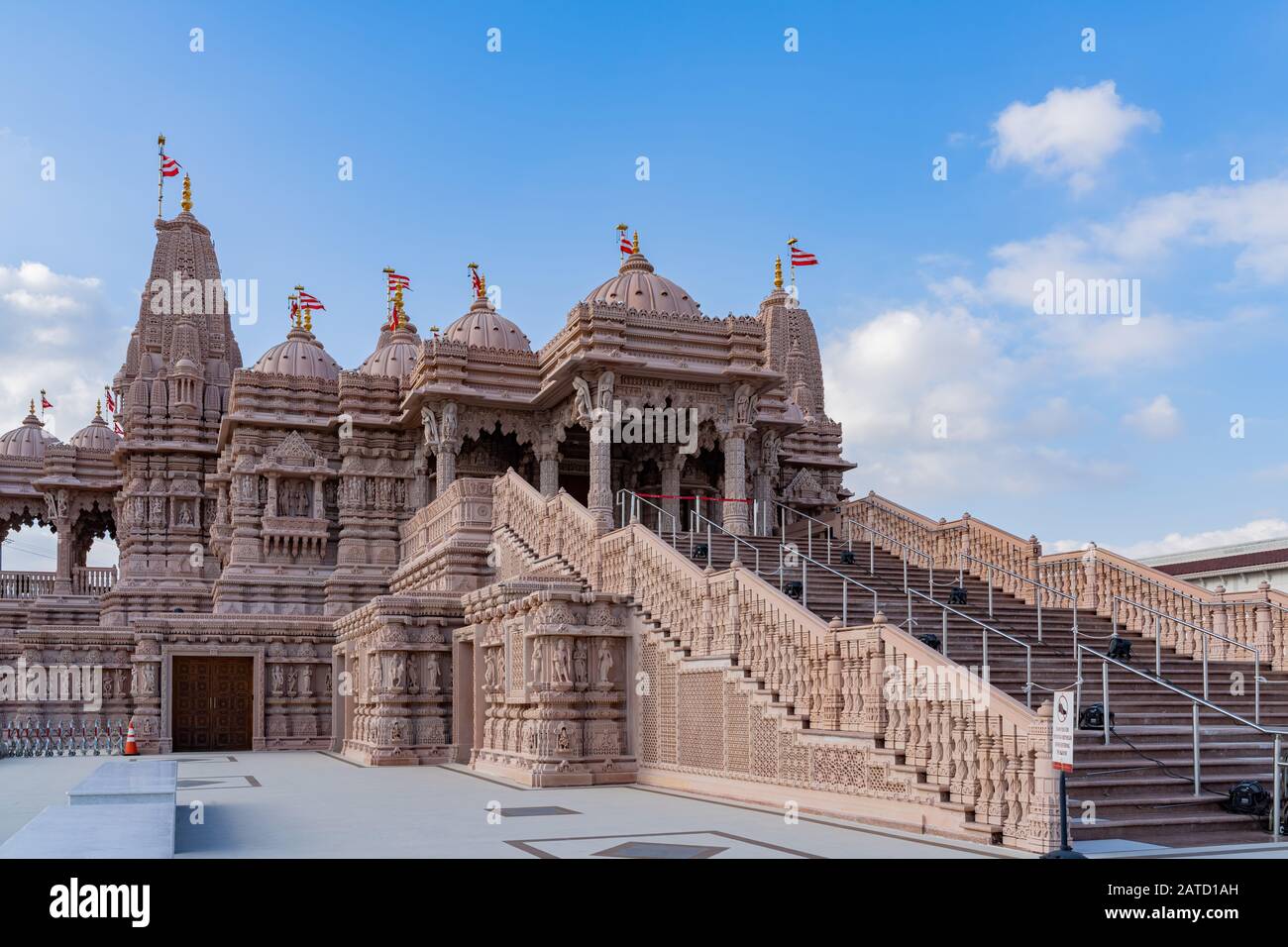 Vista esterna del famoso BAPS Shri Swaminarayan Mandir a Chino, California Foto Stock