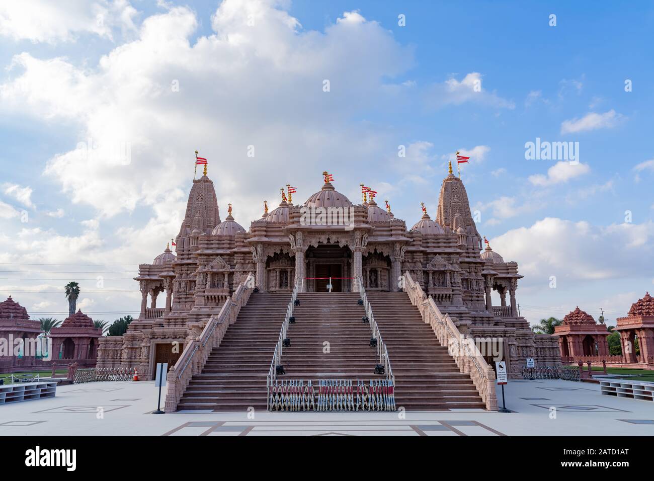 Vista esterna del famoso BAPS Shri Swaminarayan Mandir a Chino, California Foto Stock