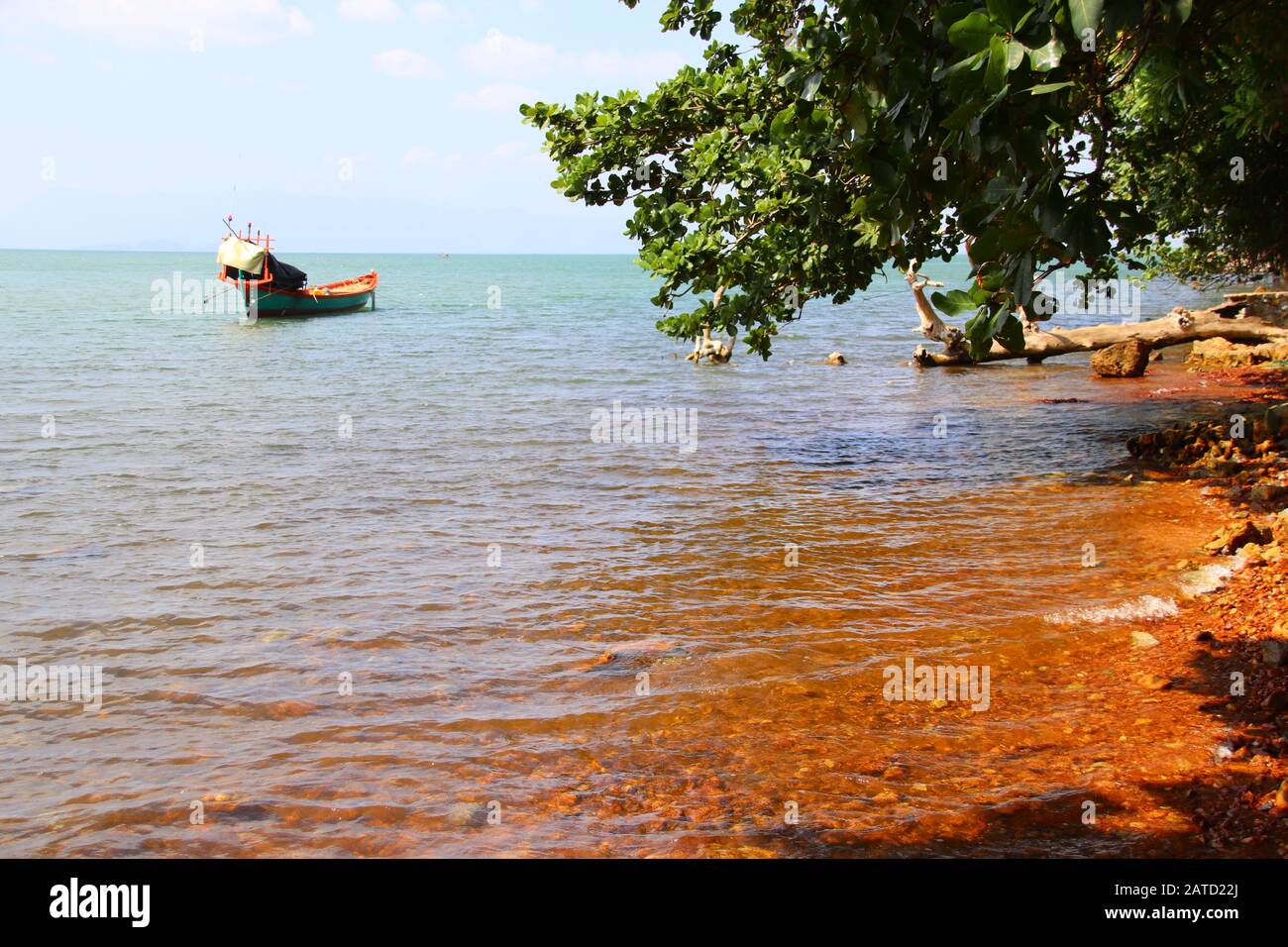 Tradizionale barca da pesca Khmer ancorata sulla costa del KEP Cambogia che mostra la bellezza e la vita quotidiana del paese Foto Stock