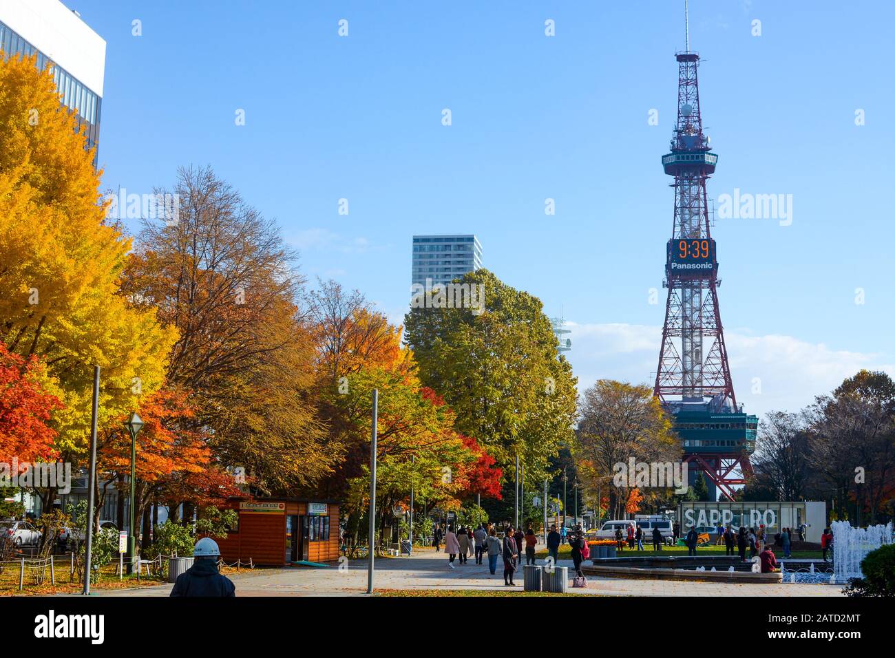 Sapporo, Giappone - 31 ottobre 2019: La folla si gode il sole in una fredda giornata autunnale di fronte alla Torre della TV di Sapporo nel Parco Oori Foto Stock