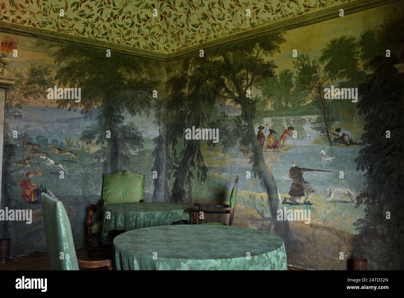 Un periodo di caccia murale con fondali e tiro su una tenuta di campagna; dettagli soffitto stenciled; una 'sala verde' con tavoli rotondi, in un castello francese Foto Stock