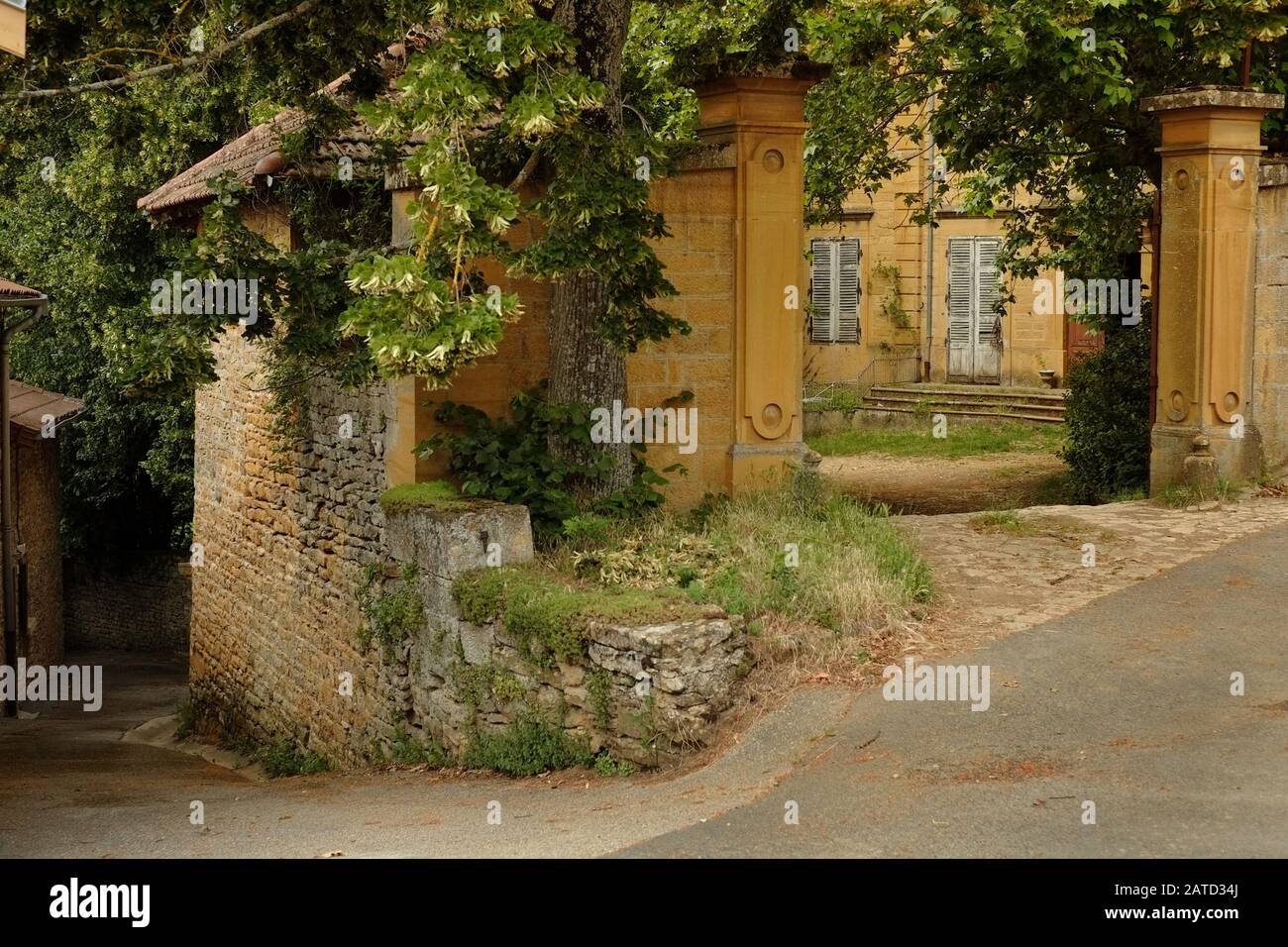 Una casa di campagna, maison sulla strada fuori del villaggio di Bagnols nei vigneti della campagna delle pietre dorate - pierre dorées regione di Francia Foto Stock