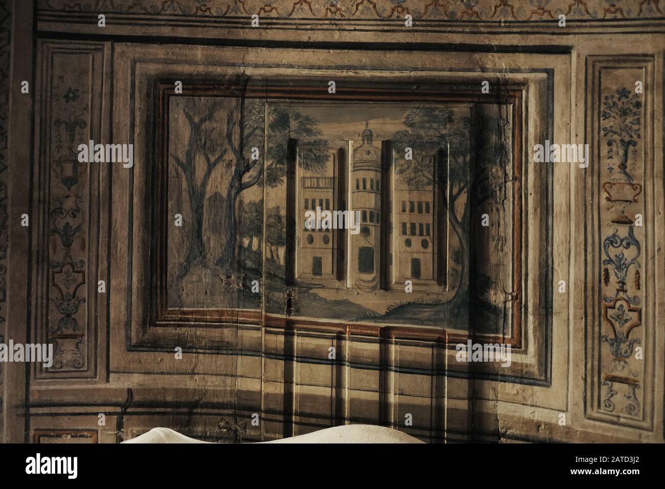 Una piccola arte popolare, pannello dipinto in stile trompe l'oeil, incorniciato come un dipinto.. In una sala torre salotto di Château de Bagnols, Francia Foto Stock