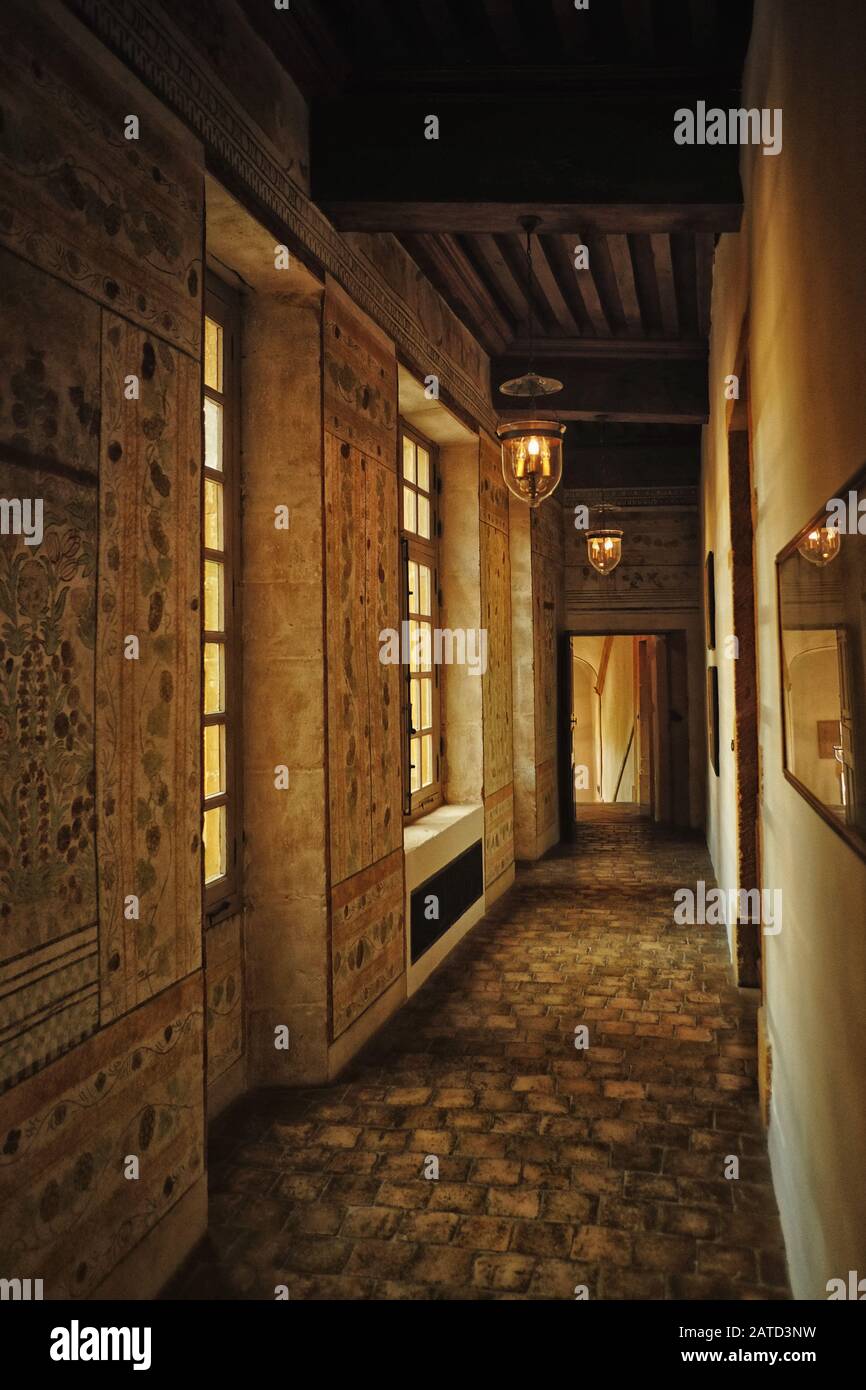 Un bel corridoio nel castello medievale francese casa e forte Château de Bagnols. Restaurato da Lady Hamlyn ora un hotel a cinque stelle che tutti possiamo godere. Foto Stock