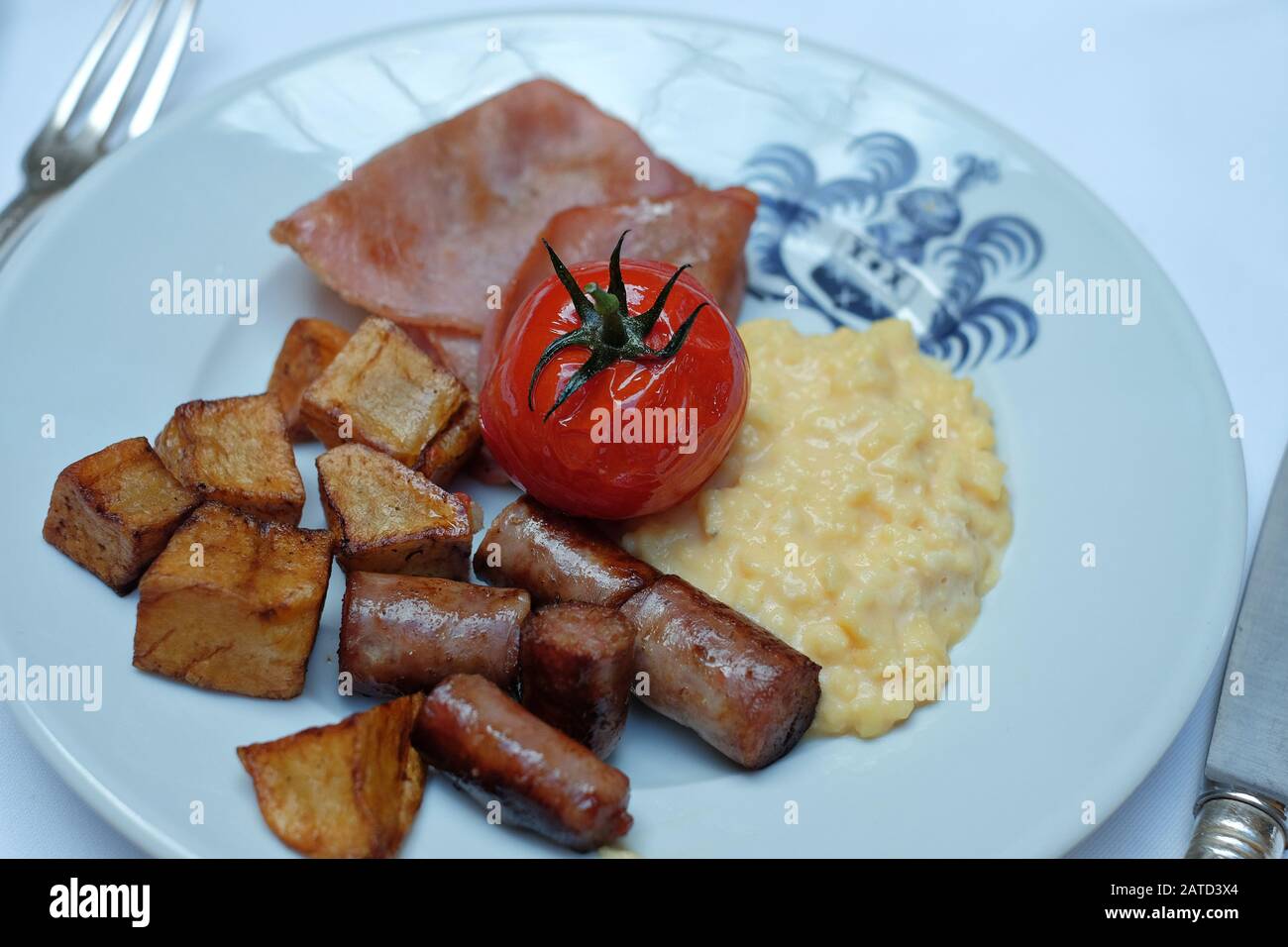 Petit déjeuner - colazione presso Château de Bagnols nel cortile coperto, preparata nella cucina stellato michelin, cucina continentale e cibo Foto Stock