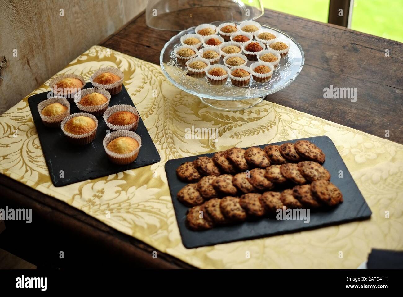 Torte friands e biscotti dalla cucina Michelin per gli ospiti che passano attraverso la reception a Château de Bagnols Foto Stock