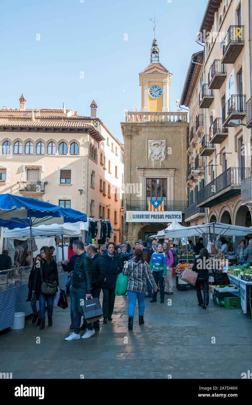 Bancarelle al mercato di Vic Street, con campanile e municipio sullo sfondo, con bandiera estelada e messaggio libero prigionieri politici, Vic, Catalogna, Foto Stock