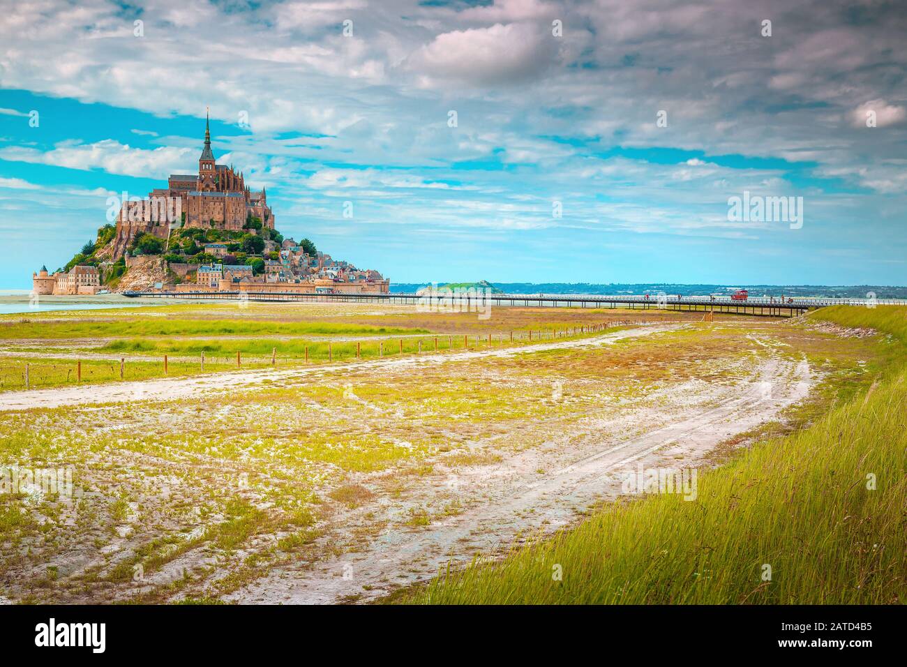 Popolare attrazione turistica Mont Saint Michel cattedrale sull'isola di marea con le nuvole spettacolari. Posizione fantastica in Normandia, Francia, Eur Foto Stock