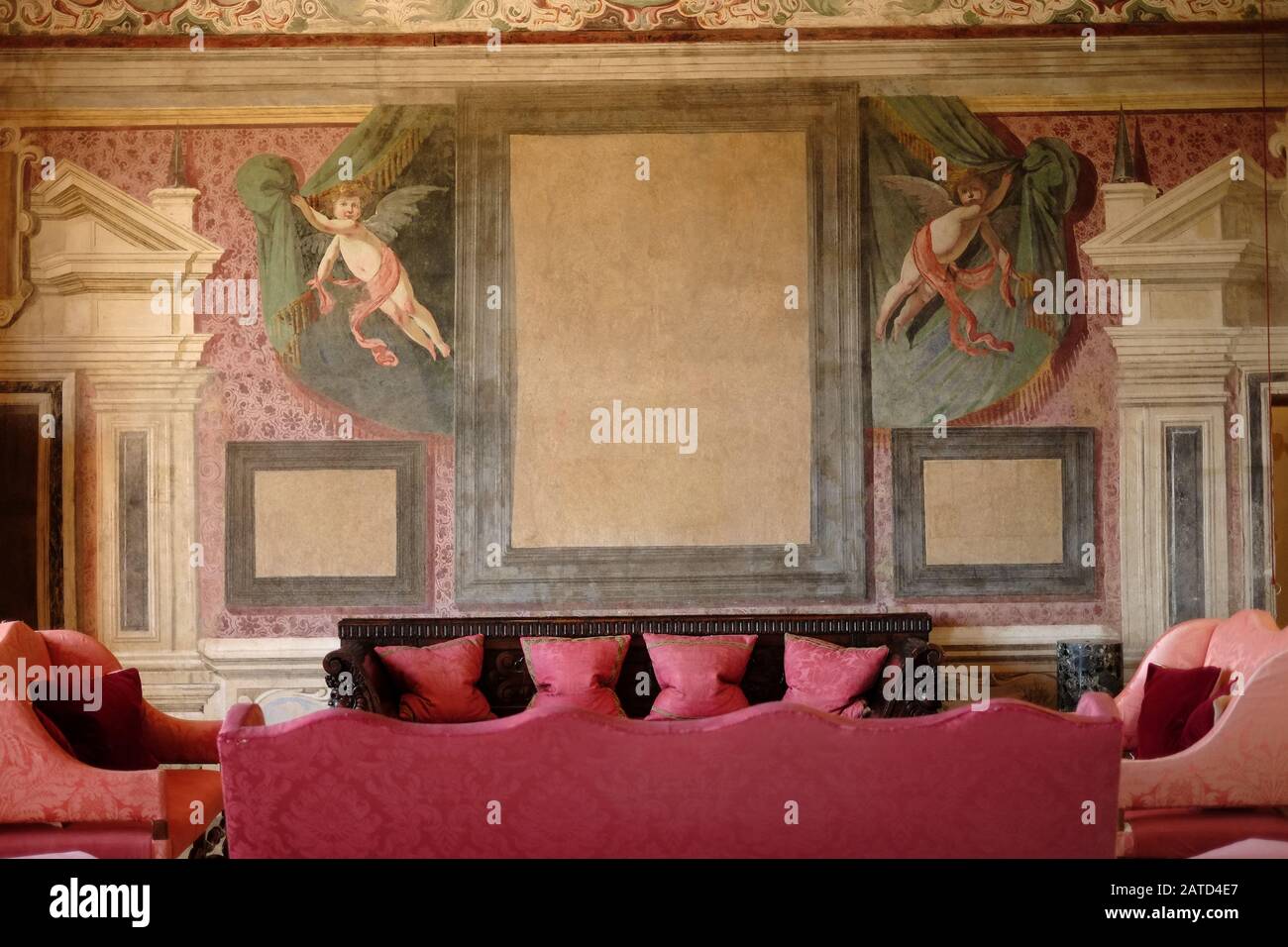 Una Sala Grande con trompe l'oeil pareti dipinte cherubs volare, un castello francese, broccato antico mobili d'epoca rivestito abiti la camera. Foto Stock