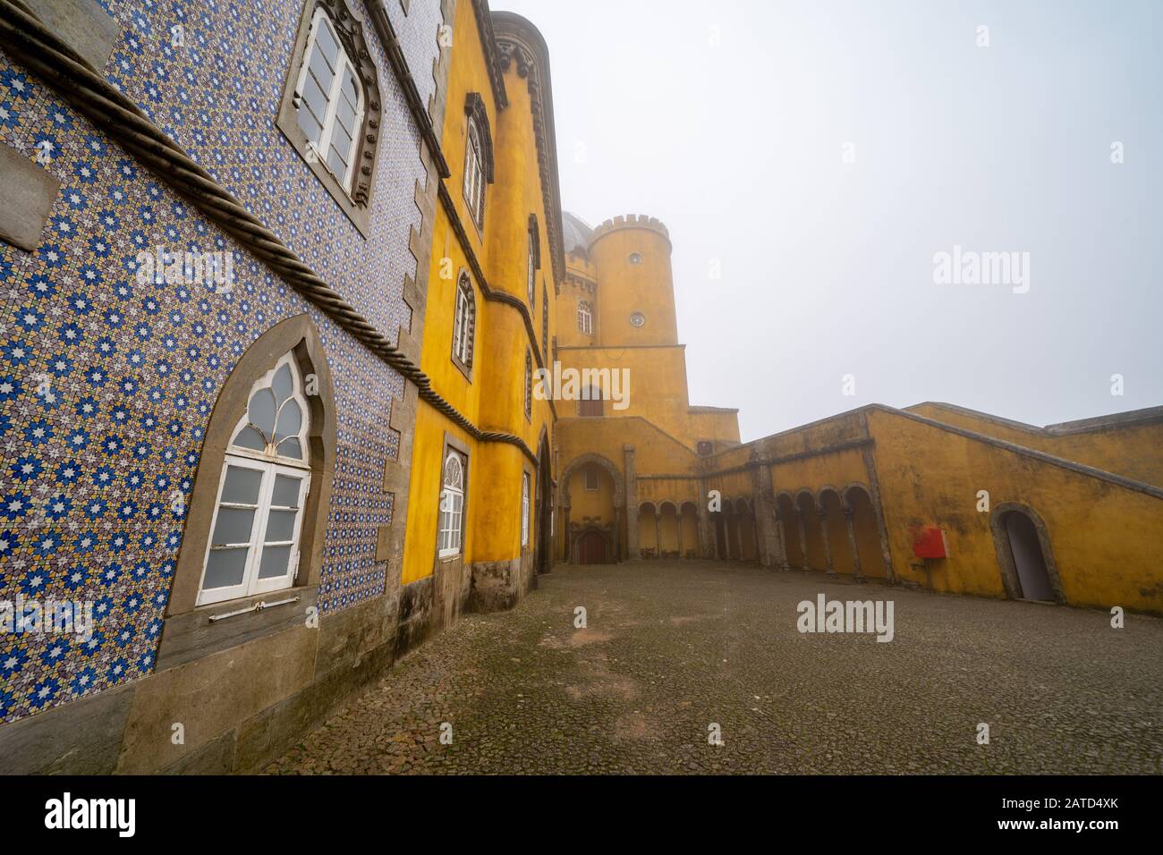 Giornata di nebbia al Palazzo pena di Sintra, Portogallo. Nessuna gente nella foto Foto Stock