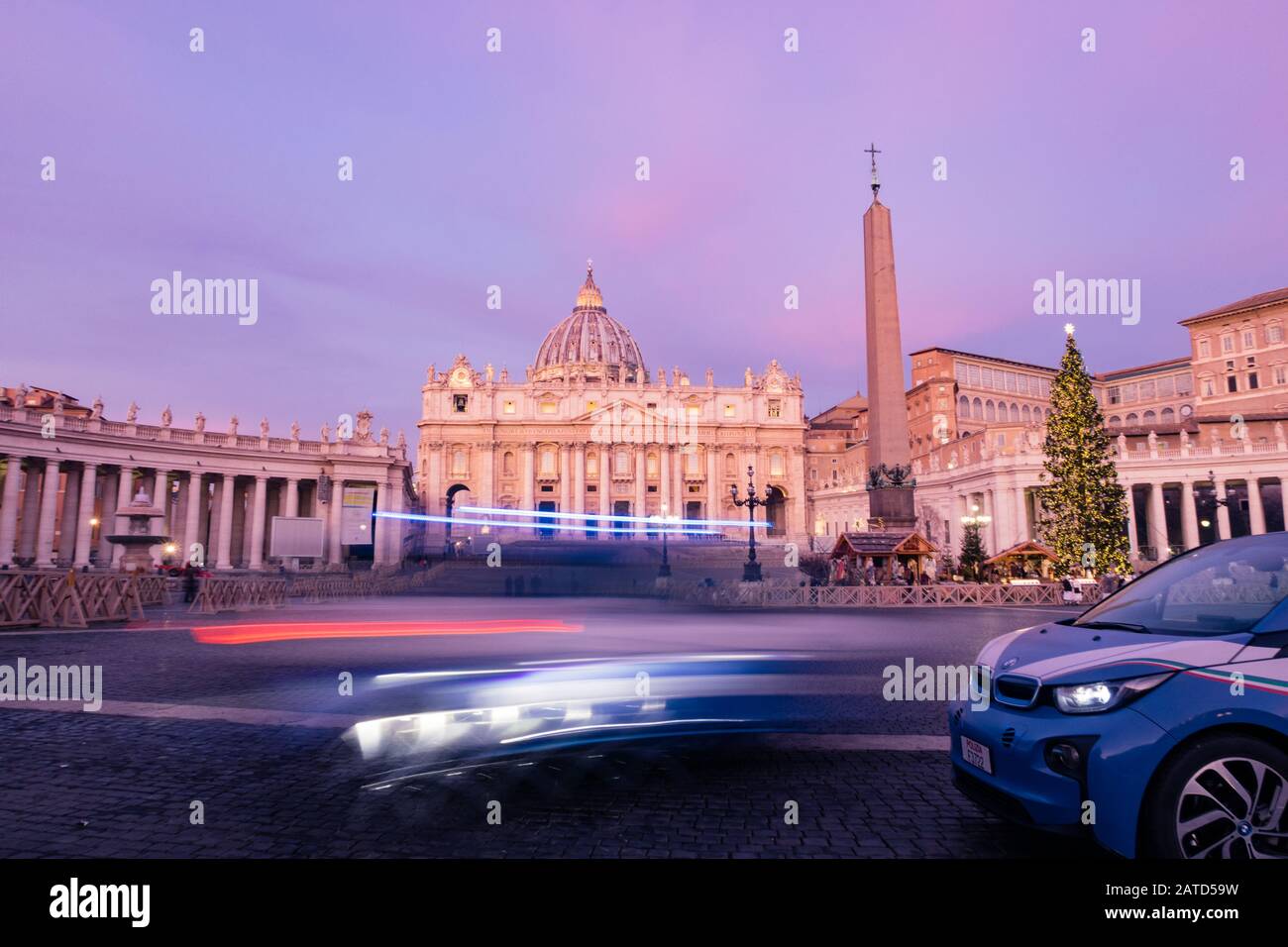 Roma, Italia - 3 Gennaio 2020: Bmw I3 Tutte Le Auto Elettriche Di Polizia In Piazza San Pietro E Basilica Di San Pietro Città Del Vaticano, Patrimonio Dell'Umanità Dell'Unesco Foto Stock