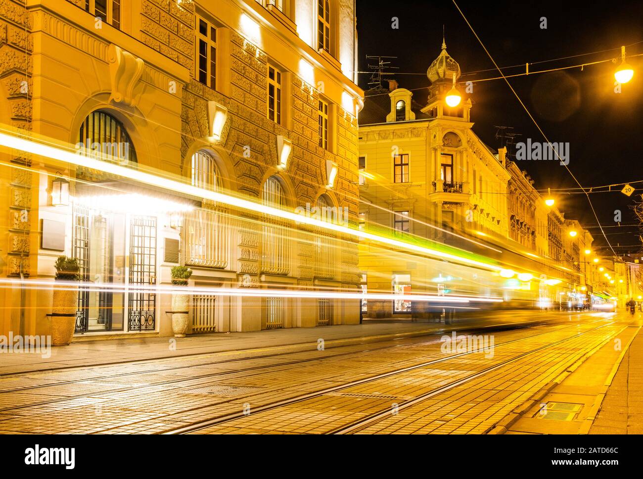 Croazia, città di Zagabria di notte, auto e tram sentieri sulla strada, lunga esposizione, città vibe Foto Stock