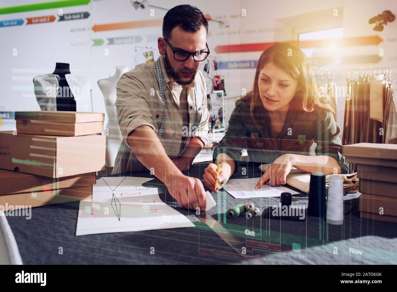 Team Seamstes pronto a spedire il pacchetto al cliente con abiti nuovi Foto Stock