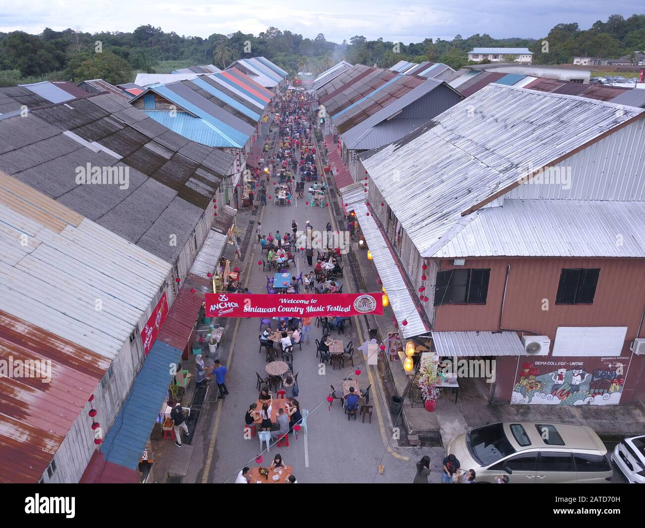 Kuching, Sarawak / Malesia - 7 ottobre 2019: La strada del mercato notturno nella città storica di Siniawan, Kuching, Sarawak. Traduzione: Il marchio notturno Foto Stock