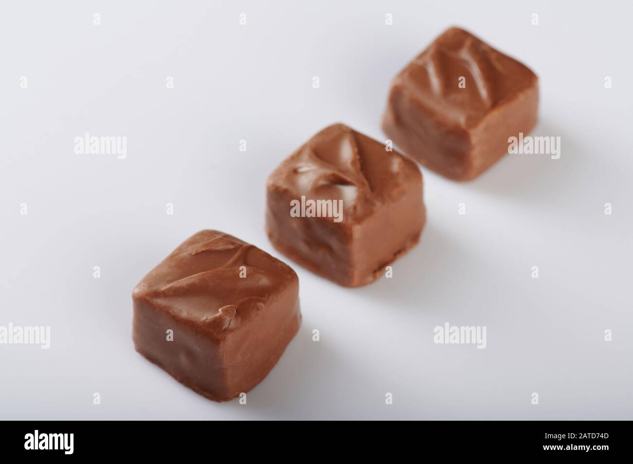 Dolci barrette di cioccolato sopra vista laterale isolato Foto Stock