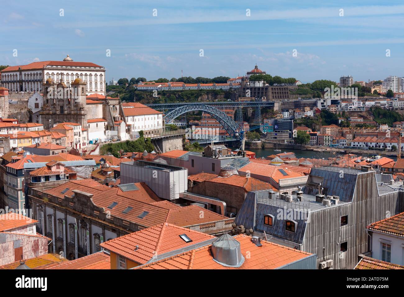 Porto, Portogallo - 8 maggio 2017: Paesaggio urbano del quartiere storico Ribeira e del ponte Dom Luis I. Dal 1996, il centro storico di Porto è dichiarato Patrimonio dell'Umanità dall'UNESCO Foto Stock