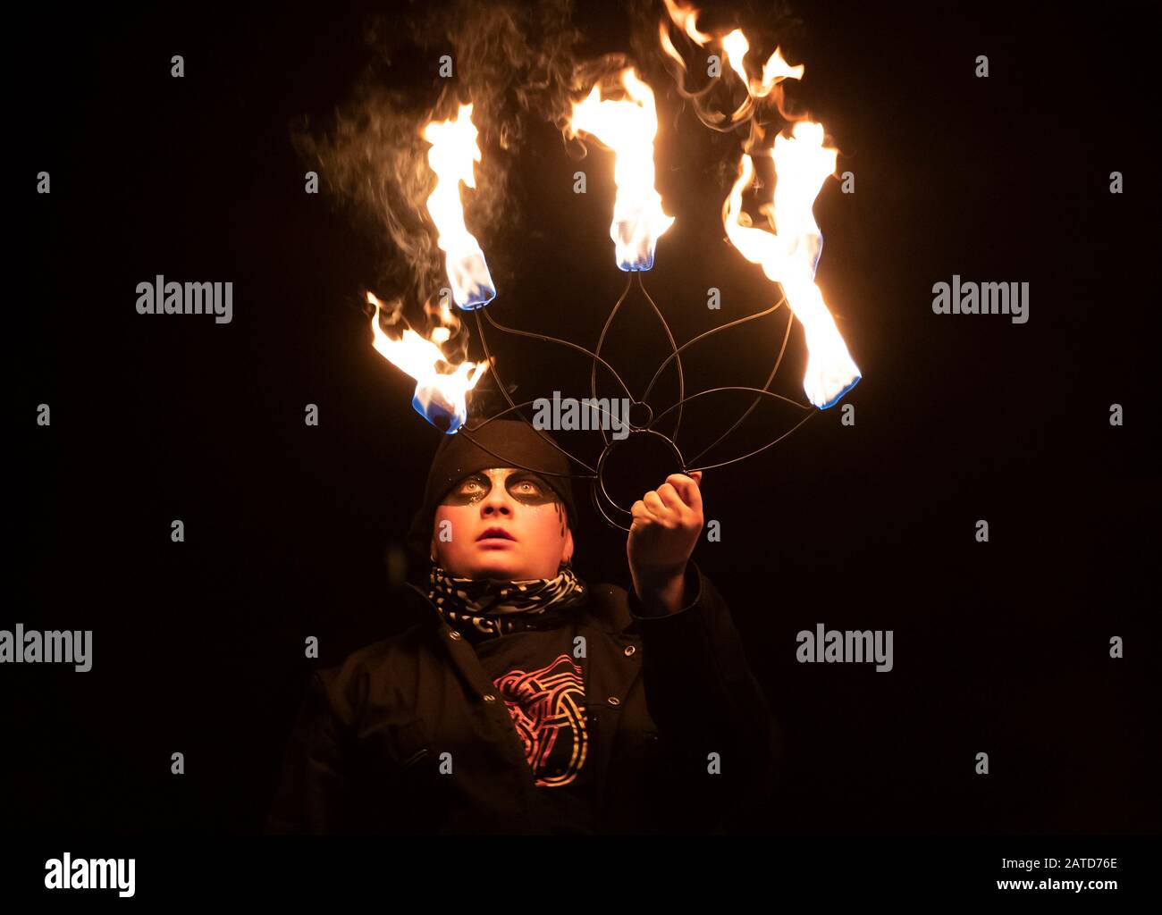 Un artista del fuoco durante il Festival del fuoco di Marsden Imbolc nello Yorkshire. Foto Stock